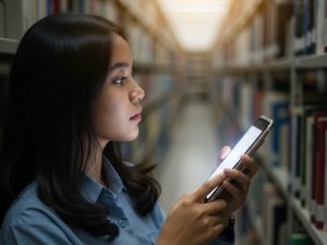 Mahasiswa 5.0 Minat Baca Melemah Hasrat Scrolling Meningkat Drastis